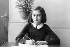 Anne_Frank-za-pisacim-stolom-1024x698.jpg